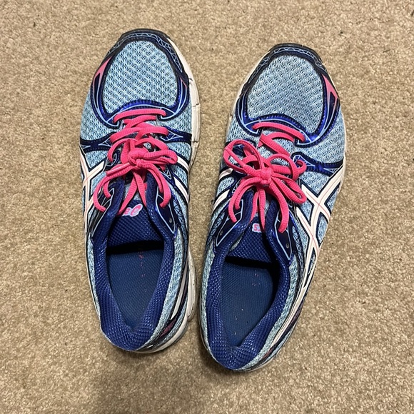 women’s asics - Picture 2 of 2